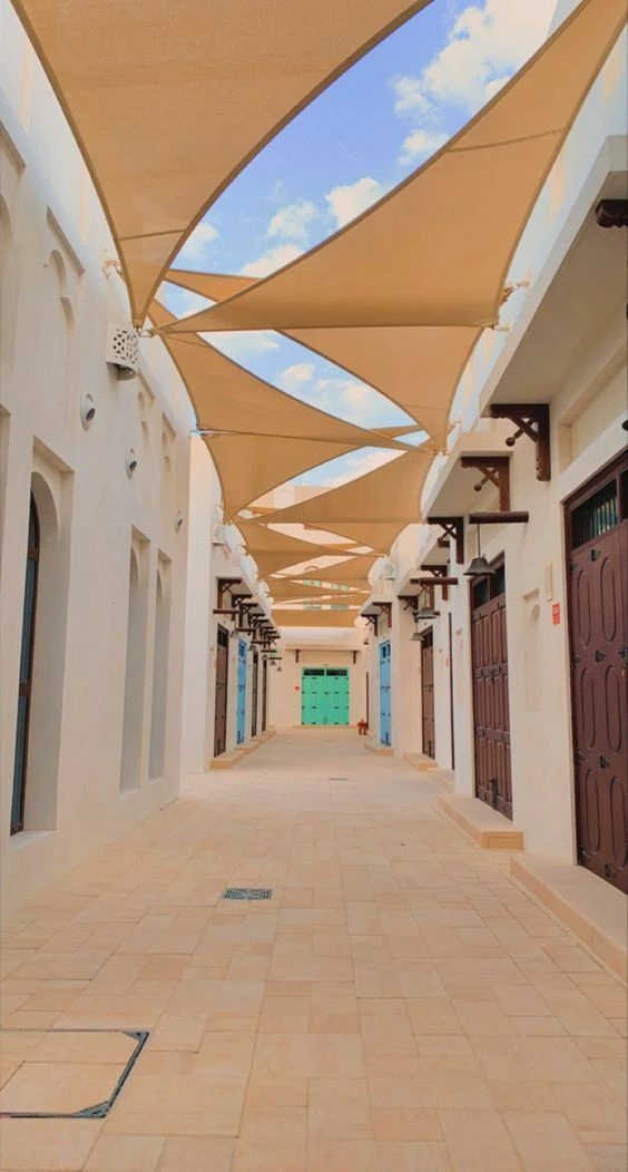 تصميم مخروطي لمظلات الساحات