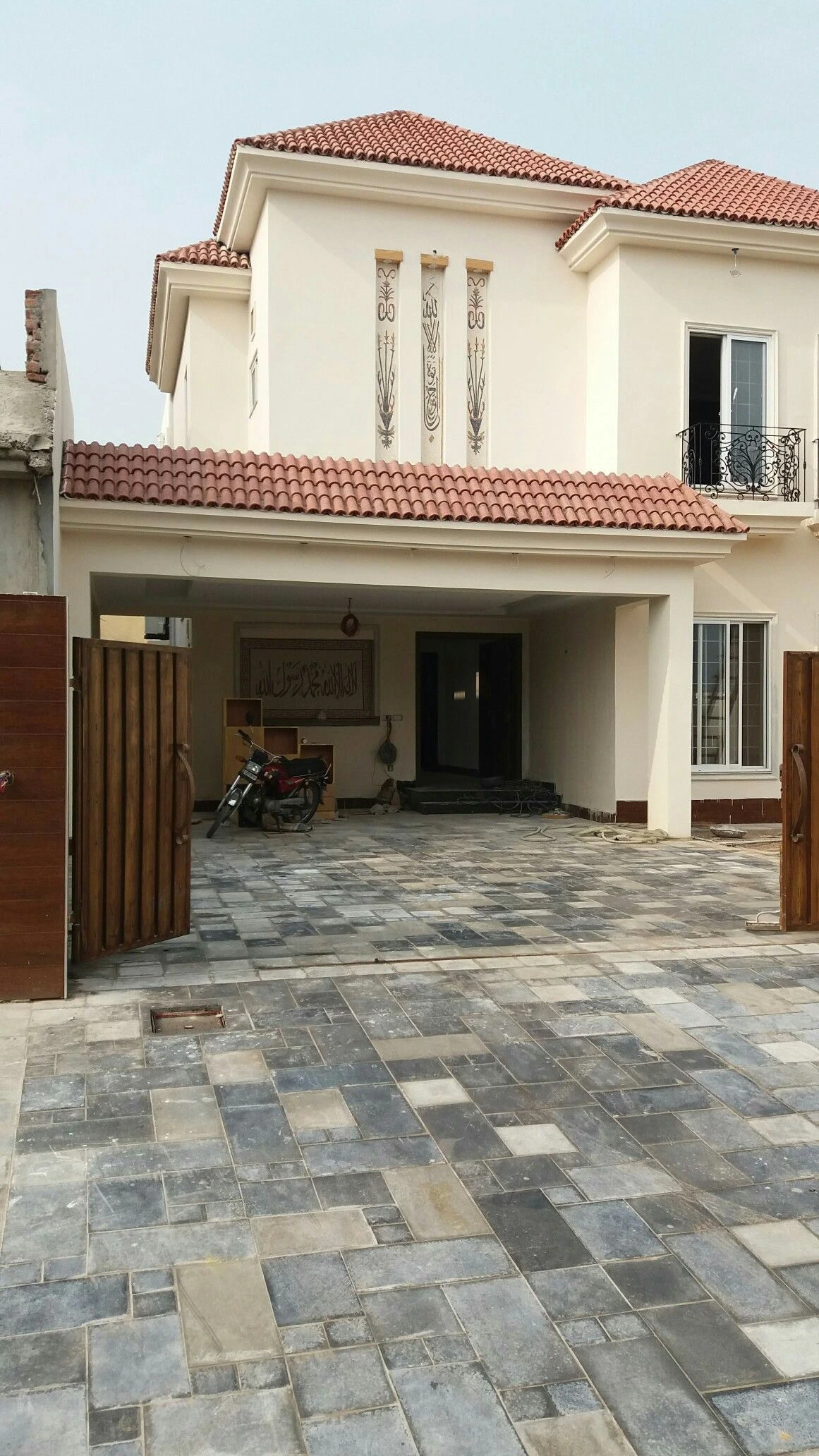 قرميد أحمر للأسطح في جدة للعزل الحراري والمظهر الجذاب