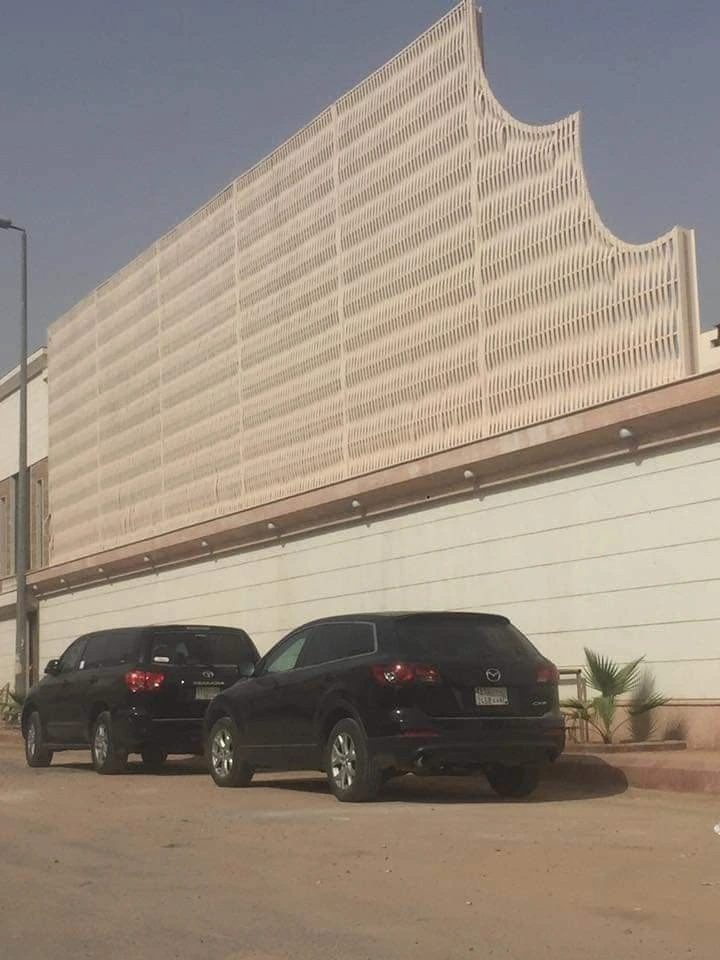 ساتر بلون بيج يتناسق مع واجهة المنزل
