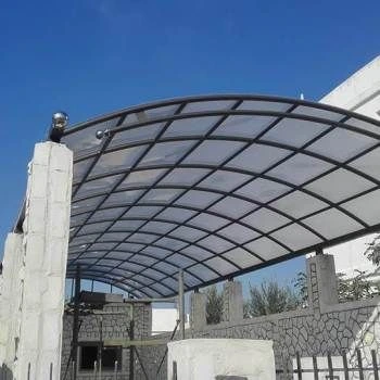 جلسة خارجية مغطاة بمظلة شفافة