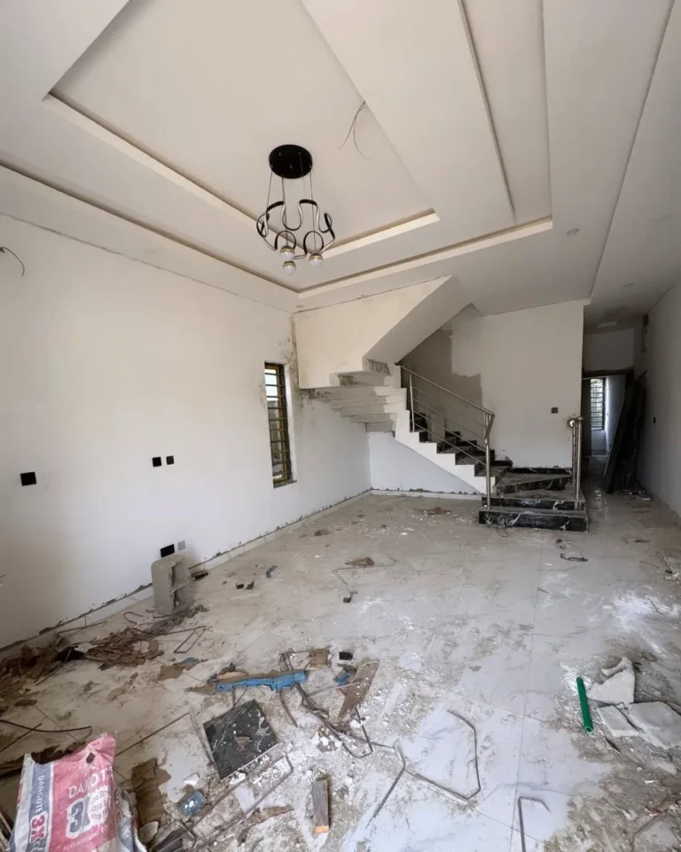 فريق عمل ينفذ تشطيبات داخلية حديثة داخل فيلا في جدة